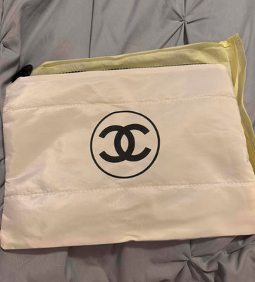 NEW CHANEL MAKEUP BAG COSMETIC POUCH GREAT FOR TRAVEL ZIPPERED CASE CC BEAUTE
