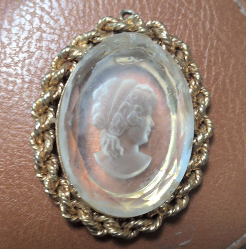 Vintage Oval Cameo Portrait Pendant Rope Twist Frame Gold Tone Clear Oval