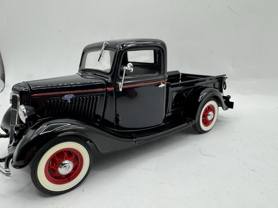 Danbury Mint 1935 Ford Pickup Black 1/24 Diecast Truck in BOX No Papers Excellen - Image 4 of 4