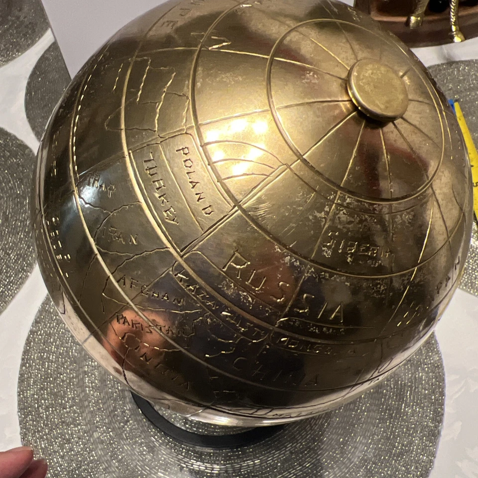 Globo de oro de metal dorado vintage sobre soporte latón se puede usar en el escritorio o decoración Foto 2 de 4