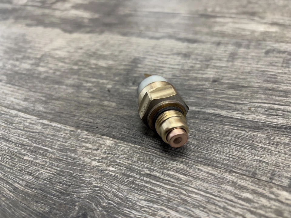 Interruptor térmico OEM Yamaha XVZ1300 1300 Royal Star YZF600R Foto 2 de 3