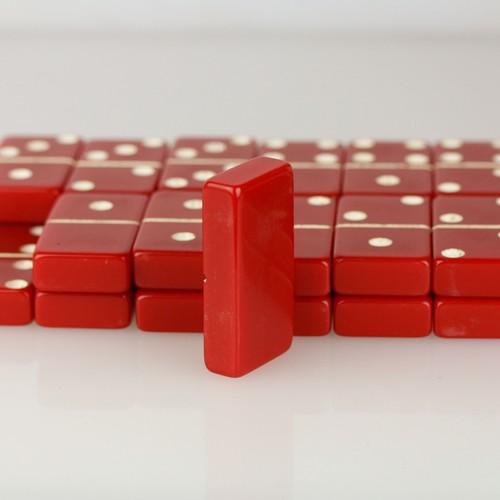 Juego de dominó vintage de baquelita roja Catalin de 2" doble seis - Imagen 4 de 4