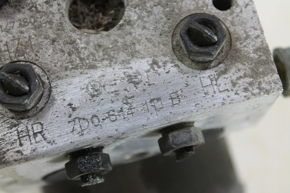 VW T4 ABS EPS hydraulic block block control unit hydraulic unit Bosch 7D0614111B - Image 3 of 4