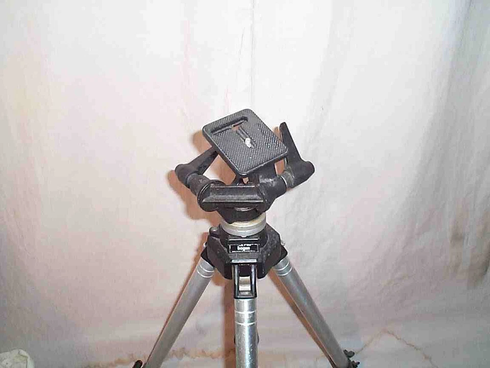 Reduced Manfrotto Bogen 3021 3020 055 tripod Super 3D 3028 head Complete - Image 3 of 3