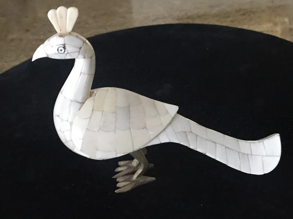 Escultura moderna vintage de pavo real de piedra/mármol teselada con pies de latón Foto 2 de 4