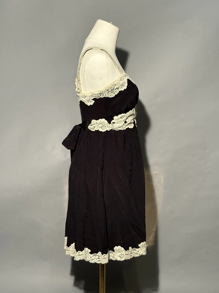 vintage Betsey Johnson black silk dress with ivory Chantilly lace trim Front Zip - Image 4 of 4