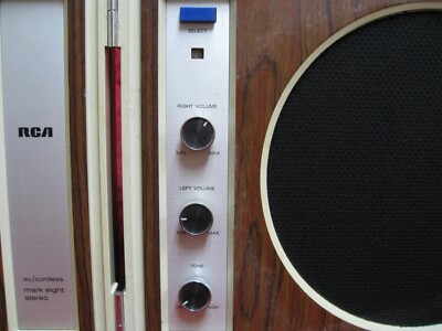 Lecteur 8 Pistes Vintage RCA Modèle YZD 596 W Noyer Avec Haut-parleurs – Fonctionne