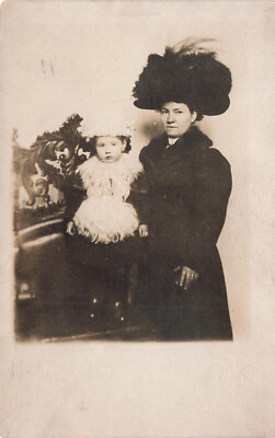 VINTAGE RPPC POSTCARD LADY IN ENORMOUS HAT WITH CHILD IN FUR & FEATHERS 82423 S