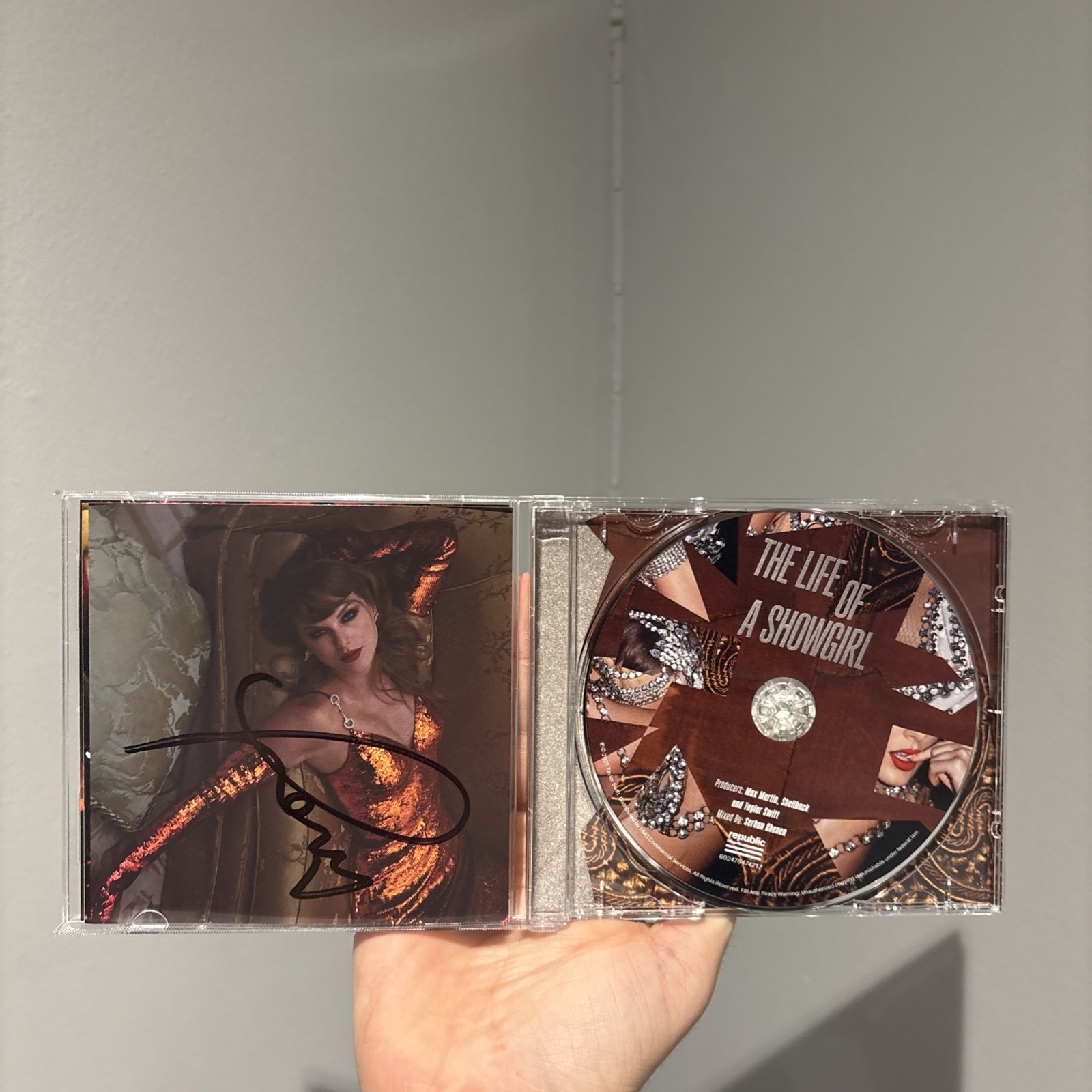 *SIGNED* Taylor Swift - The Life of a Showgirl: It’s Beautiful Edition CD