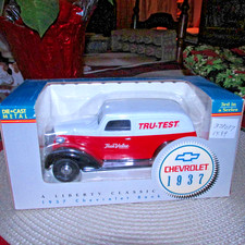 ERTL Liberty Classics 1937 Chevrolet Truck Panel Van Bank Tru-Value Hardware