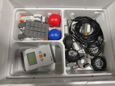 LEGO MindStorms NXT Intelligent Brick Controller Plus Over 200 Robotic Parts