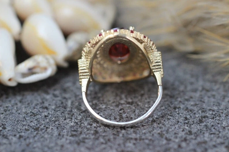 Anillo de cóctel vintage granate rojo | Halo de rubí circonita cúbica oro joyería para mujer Foto 2 de 4