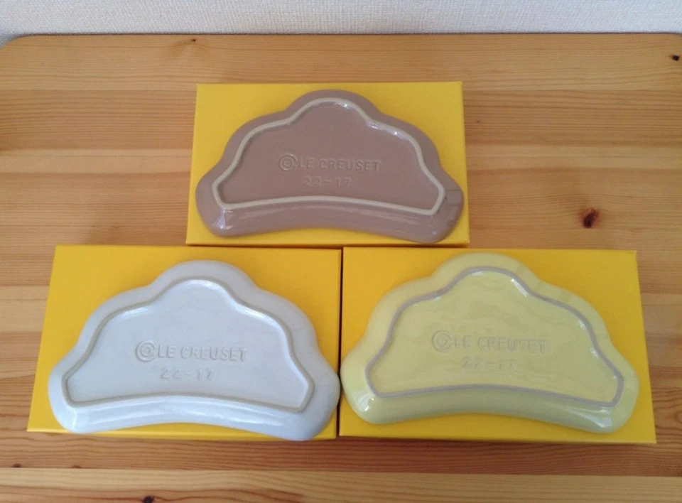 Le Creuset Set 3 Piatti Croissant Cappuccino Bianco Limonata Panificio Collezione - Immagine 2 di 3