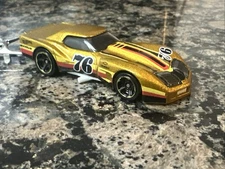Hot Wheels HW Race Day 4/10 (2017) Gold '76 Greenwood Corvette Custom Keychain