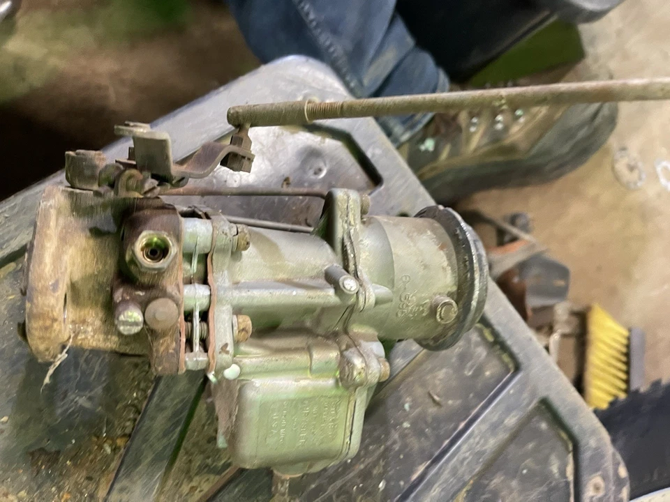 Carburador de bolas y bolas Plymouth Cranbrook 1953 4D, atascado Foto 2 de 4