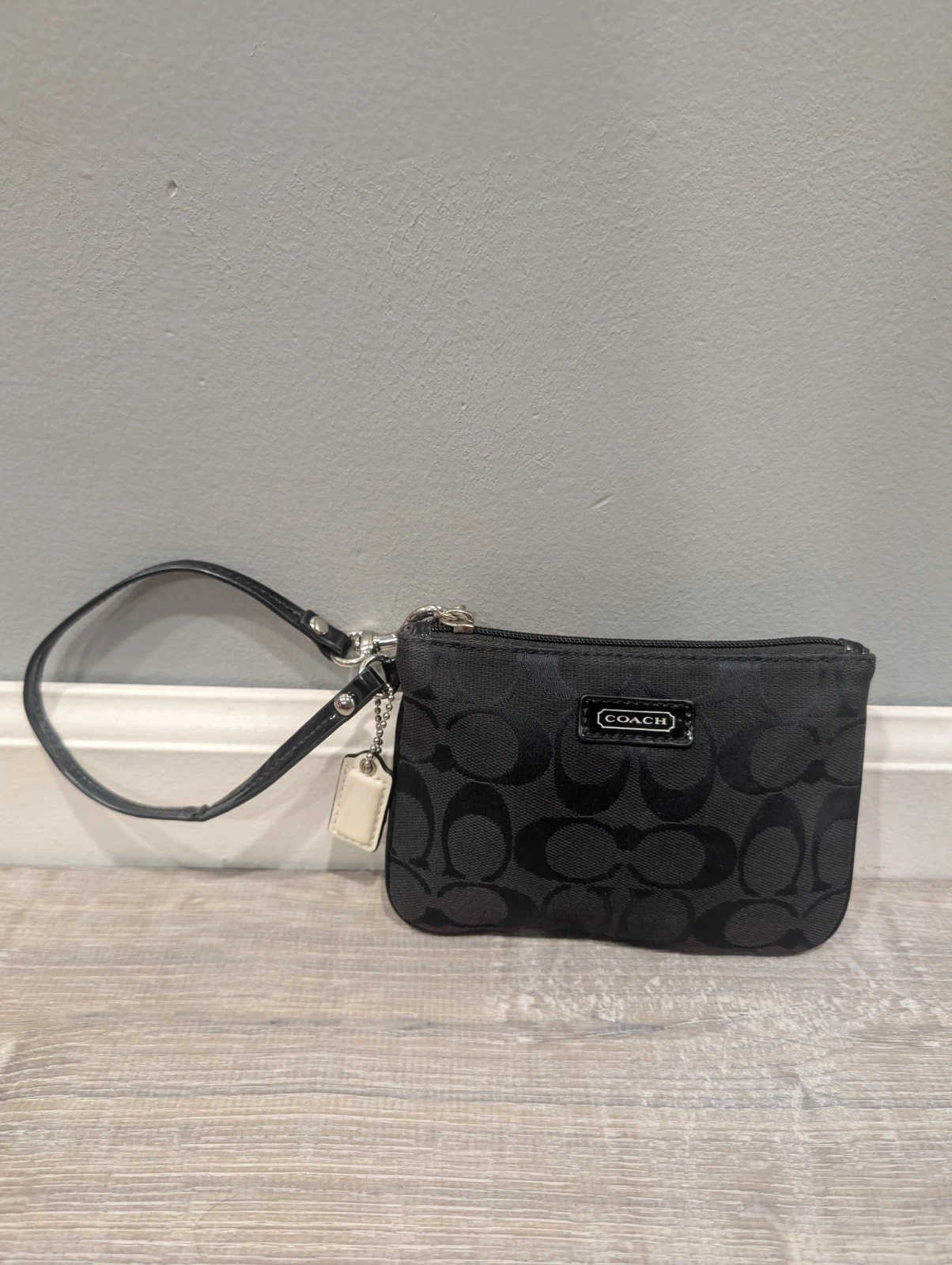 Borsa Coach nera firmata jacquard tela pelle da polso con etichetta da appendere
