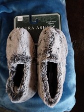 Laura Ashley Women's Plush Faux Fur Memory Foam Slippers Size Medium 6.5-7.5