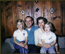 Interesting family mom dad 2x daughters -  7p Stereo Realist slide 1961  #290