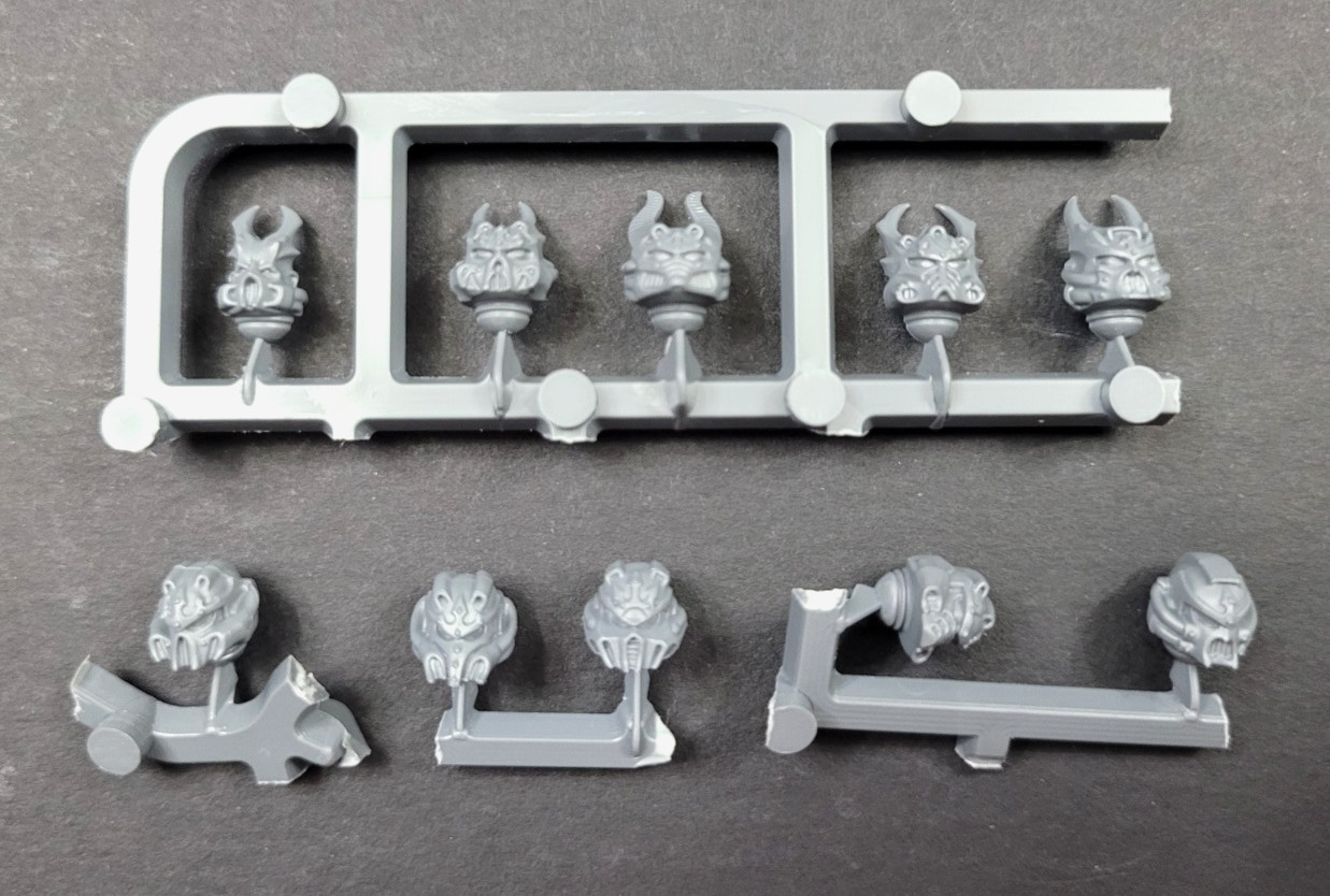 Хищники / Варп-когти 10 головных уборов Космических десантников Хаоса Warhammer 40K