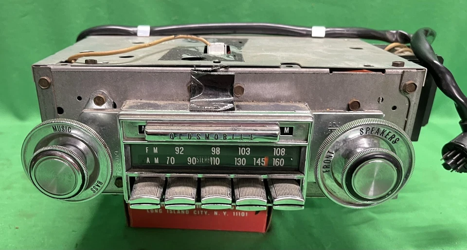 Oldsmobile Cutlass 442 1970 1971 1972 radio AM FM con perillas 7313193 03BFM1 OEM Foto 3 de 4