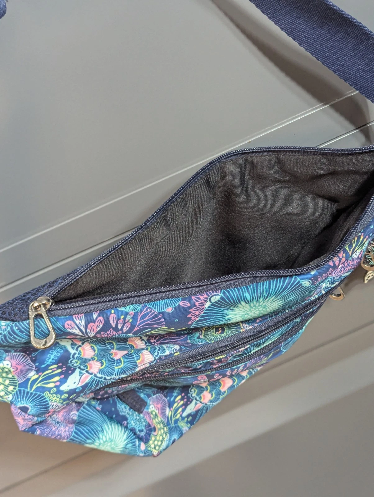 THE SAK Zaino a tracolla Sakroots On The Go blu reale borsa paesaggio marino ciondolo tartaruga