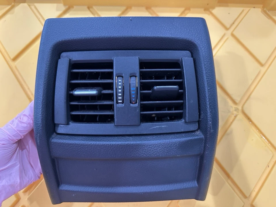 BMW 320i 2015 consola central moldura de ventilación de aire trasera 9218908 Foto 2 de 4