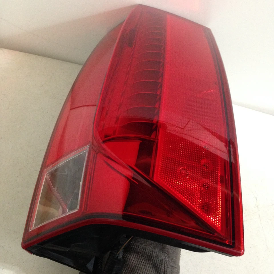 Luz trasera lateral derecha pasajero Cadillac Escalade 2007-2014/ESV 22884388 FABRICANTE DE EQUIPOS ORIGINALES Foto 3 de 4