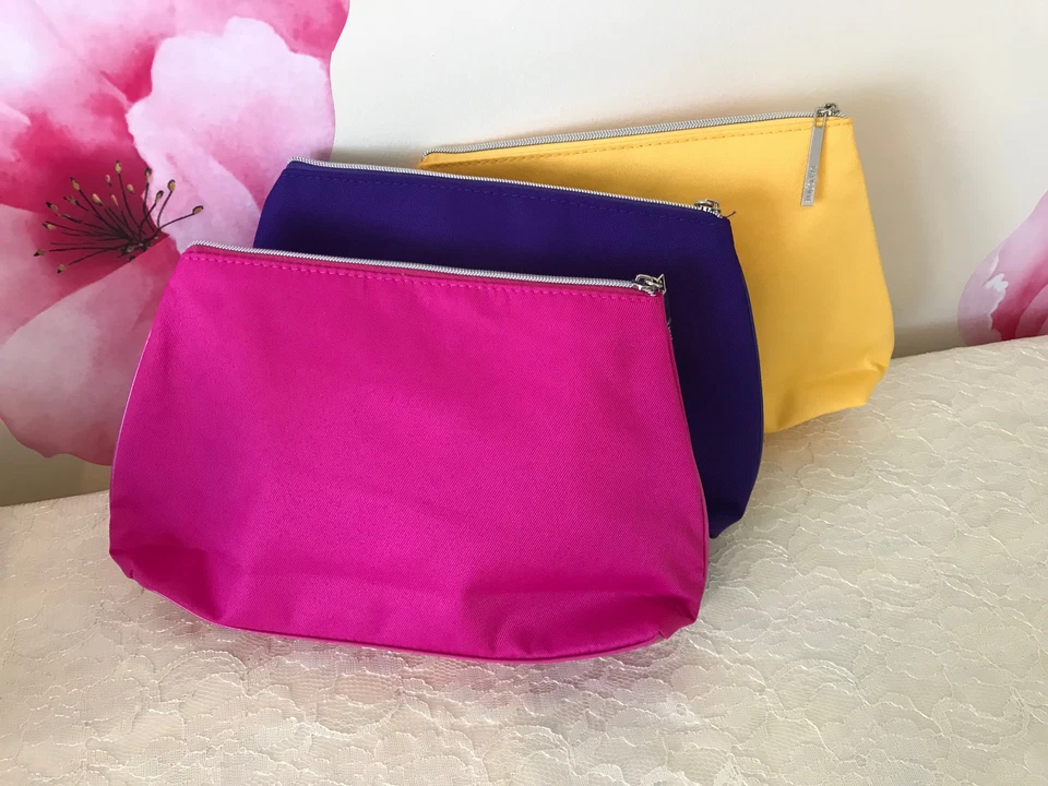 3 BOLSAS DE MAQUILLAJE COSMÉTICO LANCOME púrpura/amarillo/fuchisa con detalles de vinilo corazón nuevo en paquete Foto 2 de 4