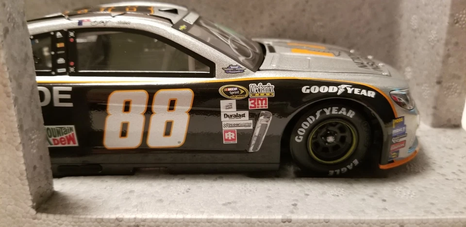 Dale Earnhardt Jr. #88 2016 SS Nationwide Gray Ghost autografiado 1/24 por Lionel Foto 3 de 4