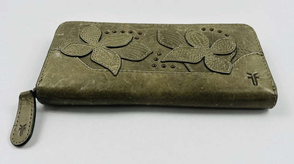 Cartera ancha de cuero floral con tachuelas Frye Melissa verde salvia Foto 2 de 4