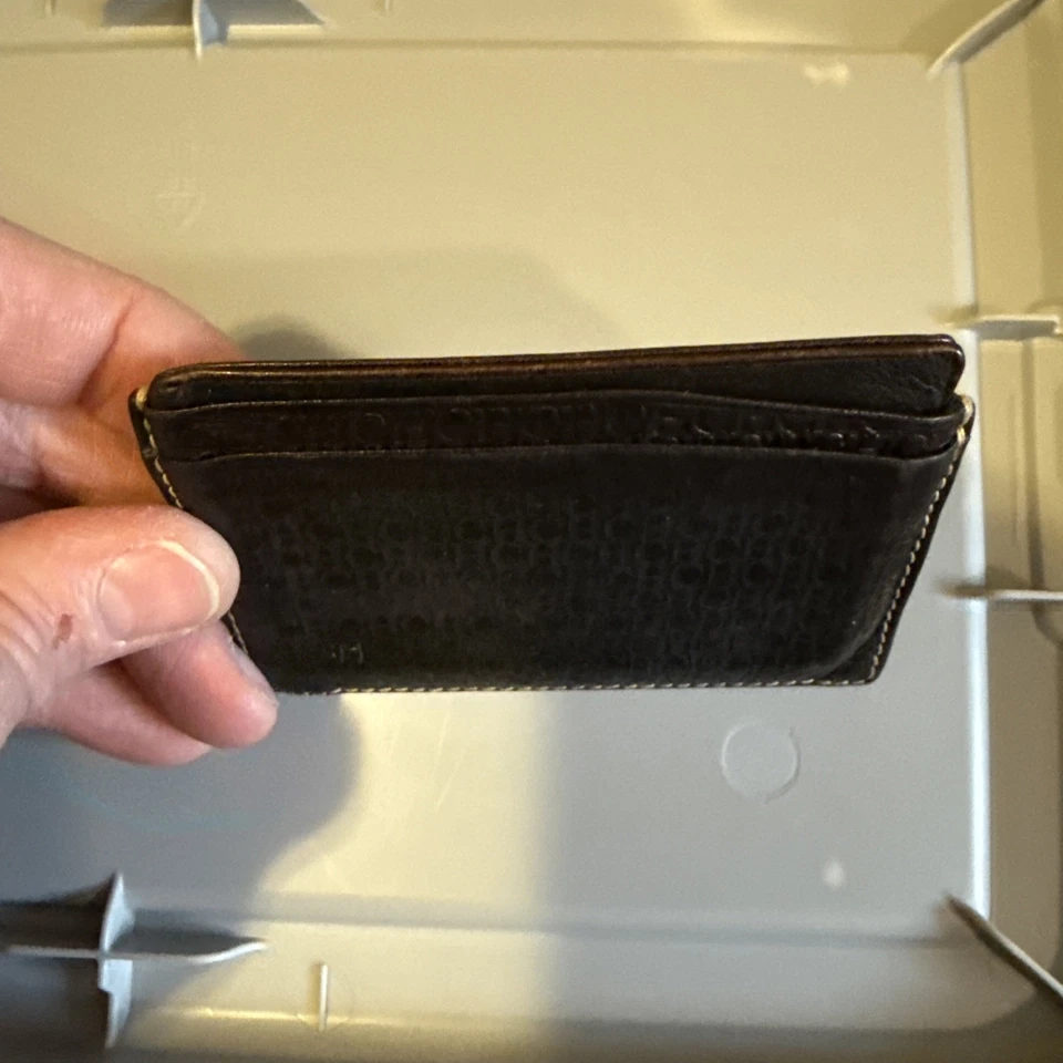 Portatarjetas CH Carolina Herrera marrón oscuro con monograma de cuero Foto 2 de 4