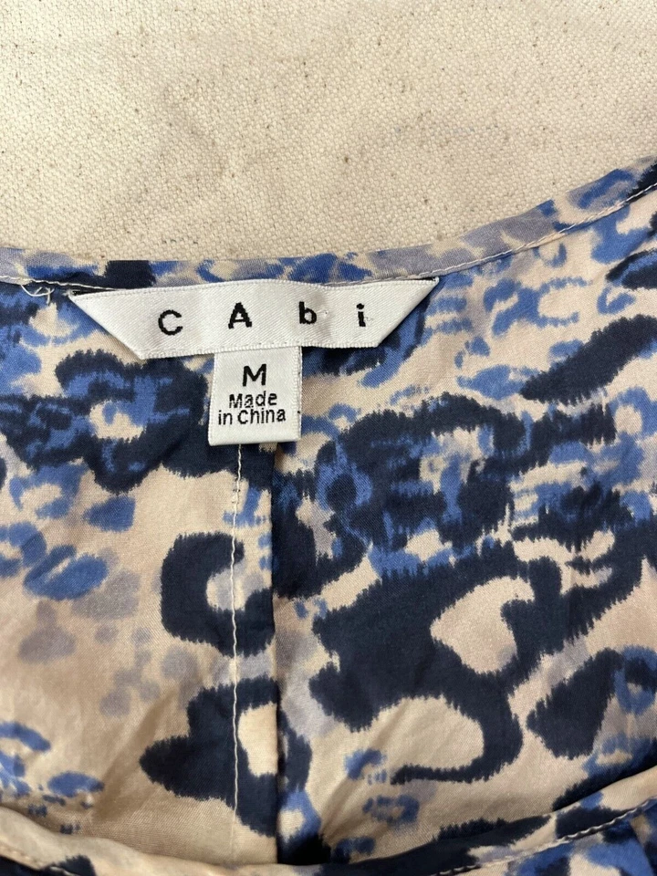 Top con volantes Cabi Cascade para mujer talla mediana azul beige cuello redondo sin mangas seda Foto 2 de 4