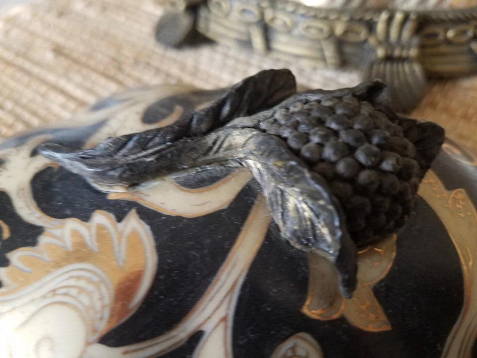 Cuenco decorativo con tapa negro con diseños florales en relieve dorado Foto 3 de 4