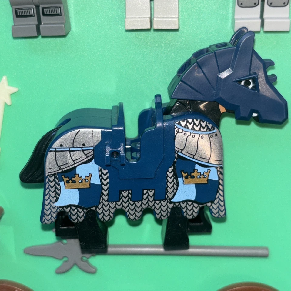 LEGO Castle Knight's Lion King Fantasy Minifigures Lot 10 Parts Queen Horse - Image 2 of 4