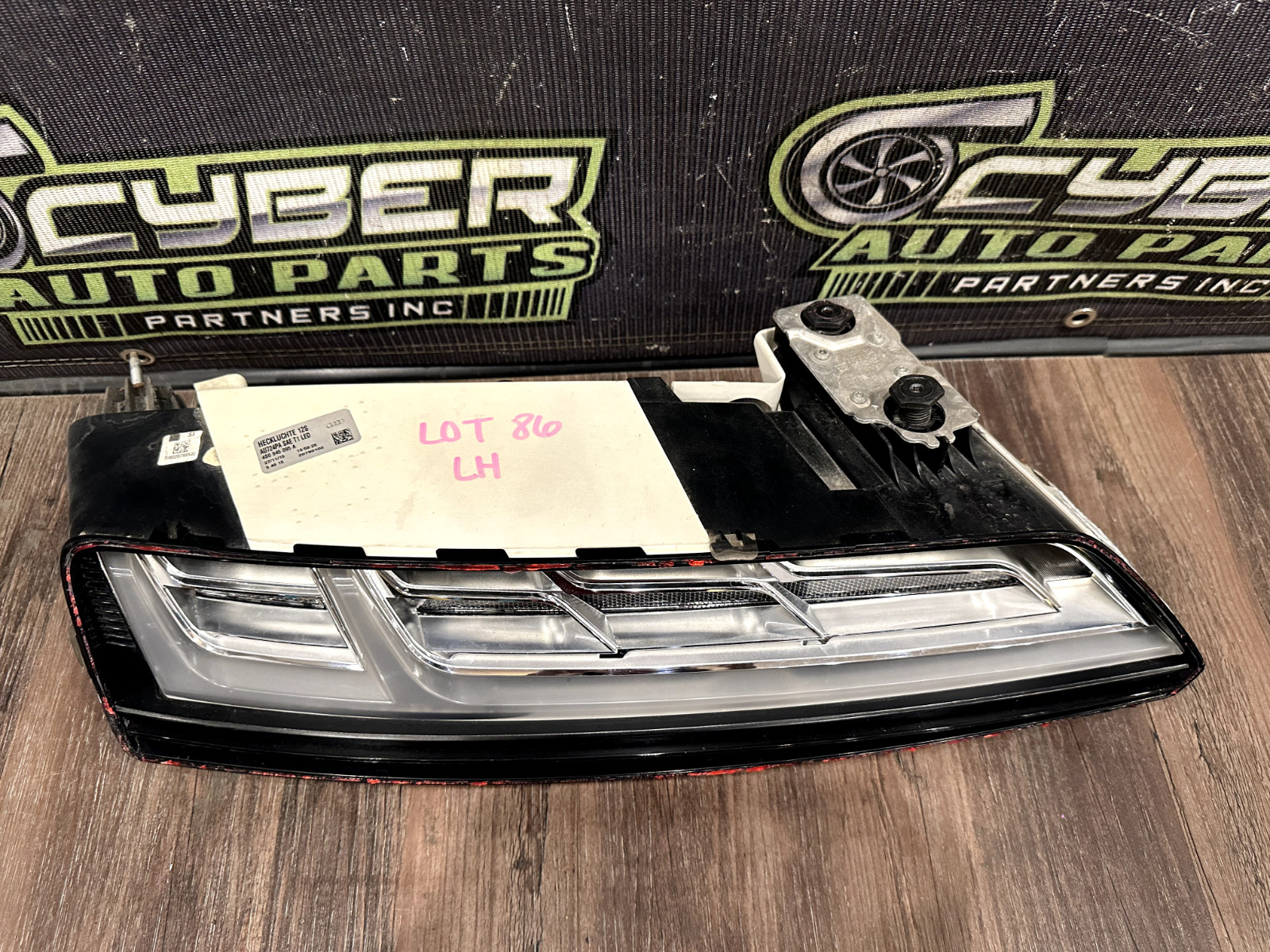 2017 2018 AUDI R8 PLUS REAR DRIVER LEFT LED TAILIGHT OEM *BROKEN LENS/READ*