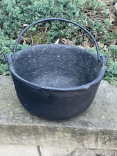 VINTAGE CAST IRON POT, No 10. PLEASE SEE ATTACHED PICTURES