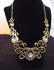 NEW TH BOXES GOLD TONE SWIRLS & RHINESTONES STATEMENT NECKLACE. 
