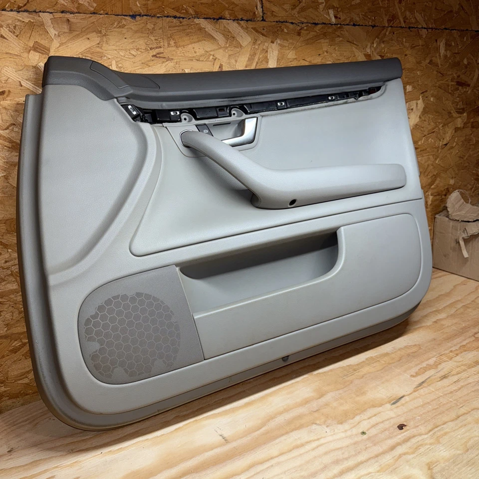 Painel interno da porta do lado direito do passageiro dianteiro Audi A4 2005-2008 cinza - Imagem 3 de 4
