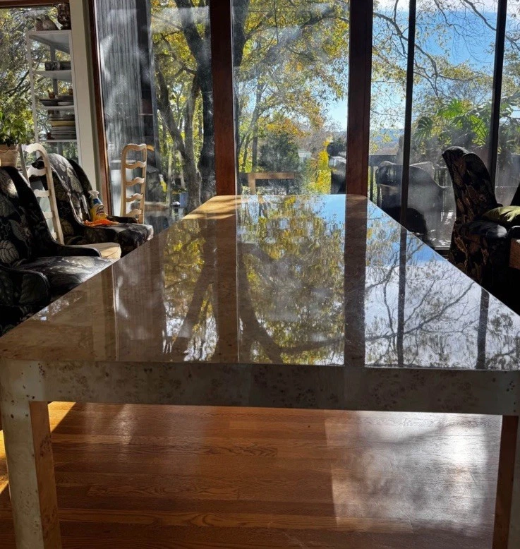 Mesa de comedor de madera tostada burlada herrajes de restauración para 8 fragmentos menores Foto 3 de 4