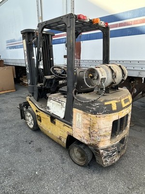 5,000 lb. TCM FORKLIFT LPGAS 4' Forks Triple Mast Sideshift Hard Tires Runs Good