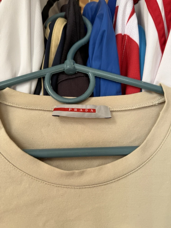 Top deportivo de manga larga PRADA para hombre lengüeta roja vintage años 2000 Y2K hecho en Italia talla L Foto 4 de 4