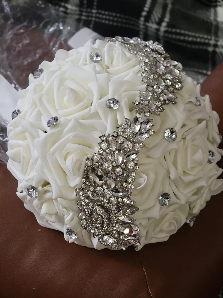 Ramo de novia de boda con diamante, broches y cinta de satén Foto 2 de 4