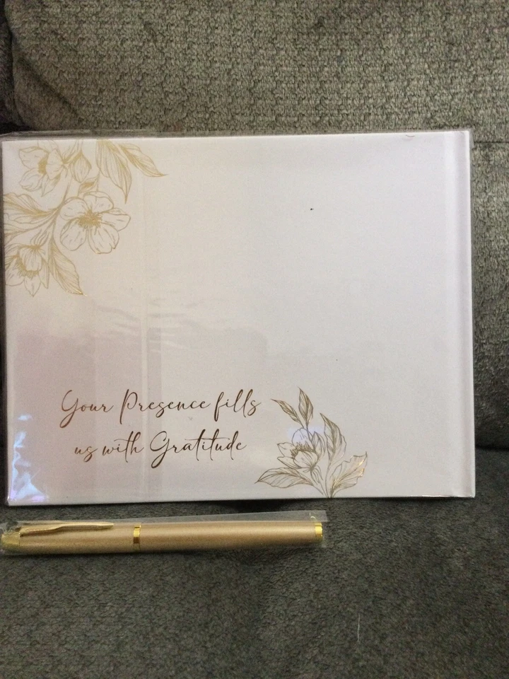Nuevo elegante libro de invitados de boda, flores blancas y doradas con bolígrafo y libro de votos a juego Foto 3 de 4