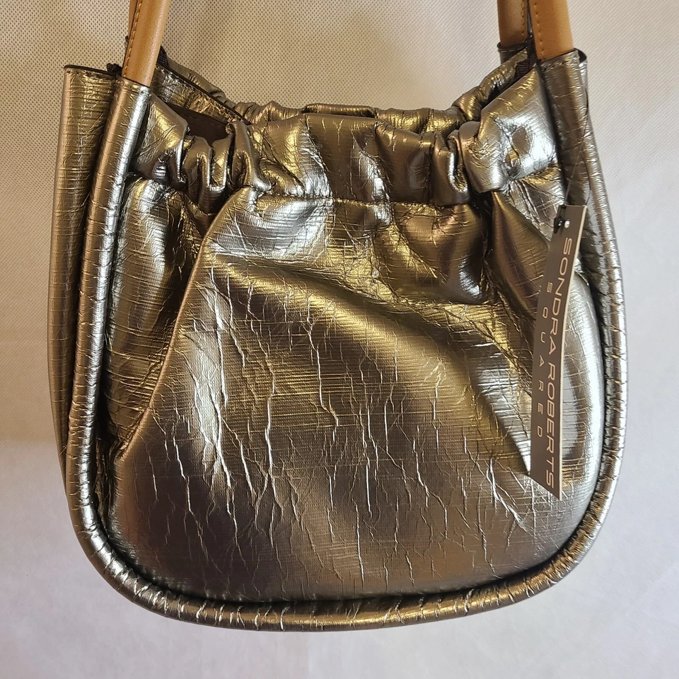 Bolso de hombro Sondra Roberts metálico en plata Foto 3 de 4