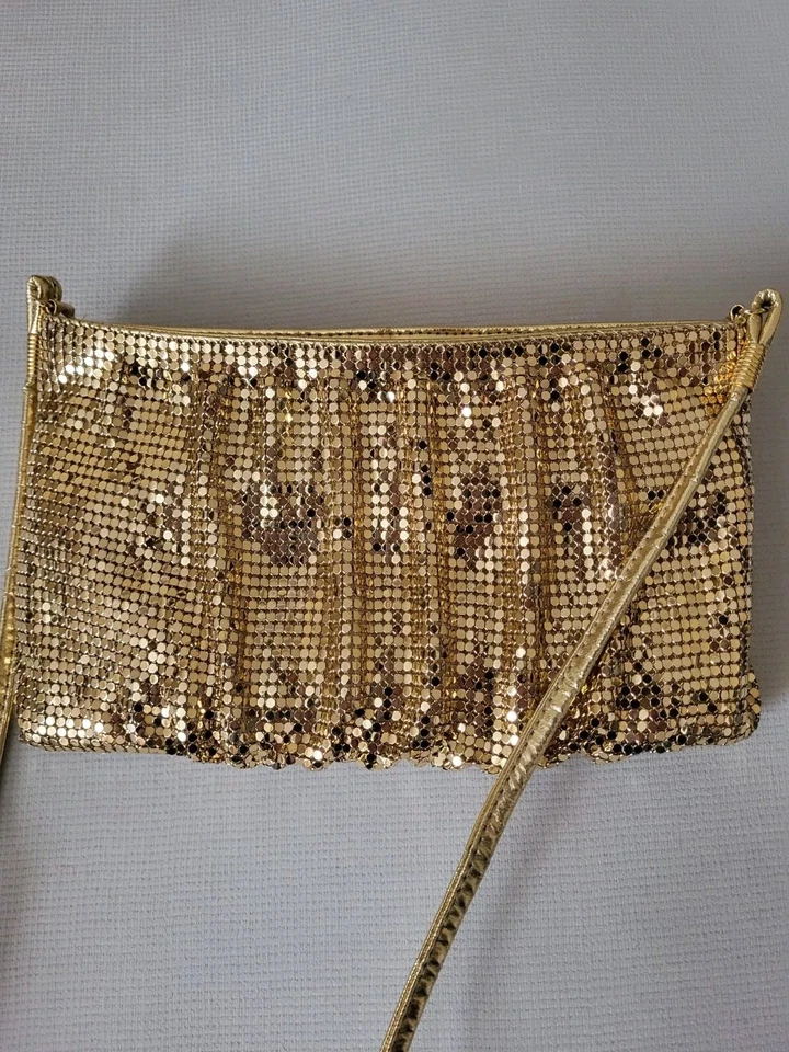 VINTAGE ANOS 70 WHITING e DAVIS - Bolsa de ombro de malha de metal dourado com alça de couro - Imagem 4 de 4