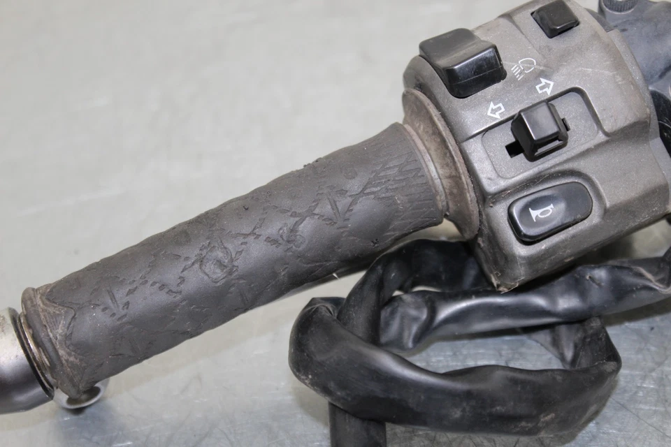 04 05 2004 2005 KAWASAKI NINJA ZX10R OEM CLIP IZQUIERDO EN MANILLAR ZX-10R Foto 3 de 4