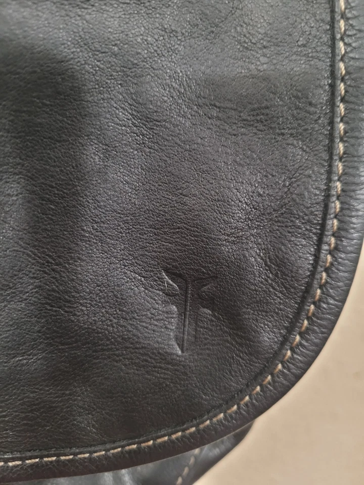 Cartera Bandolera Frye Lucy Bolso Sillín de Cuero Negro con Solapa de Anillo de Bronce  Foto 4 de 4