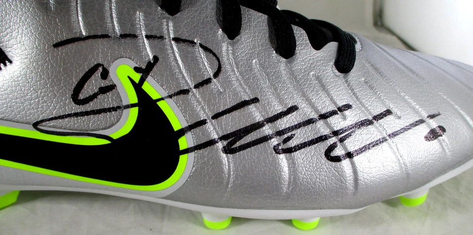 Cristiano Ronaldo / Botín de fútbol autografiado Nike Tiempo plateado y amarillo / Certificado de autenticidad Foto 2 de 4
