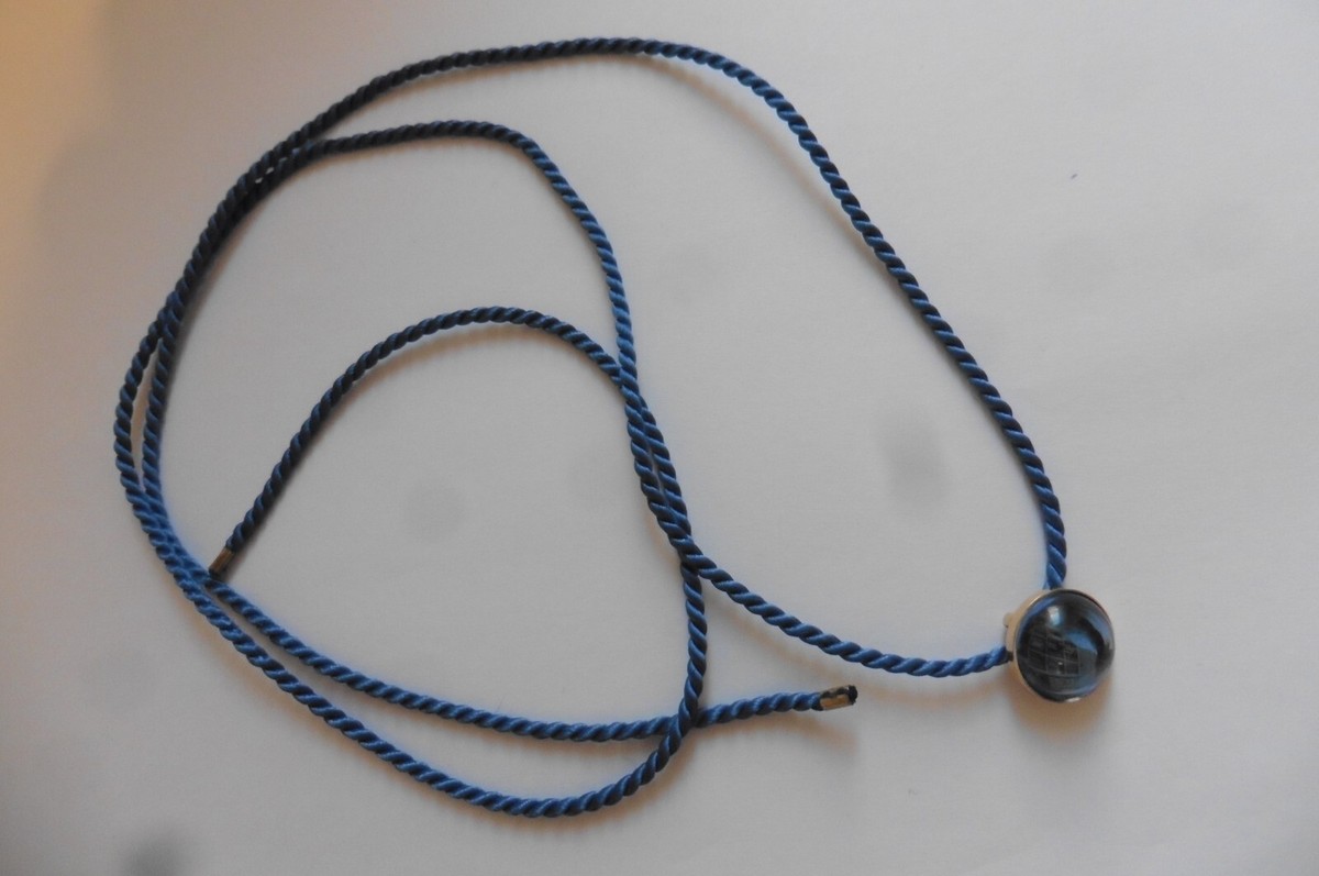 Pendentif Lalique Plaqué Or – Cabochon En Cristal Bleu – Avec Cordon Soie – Occasion