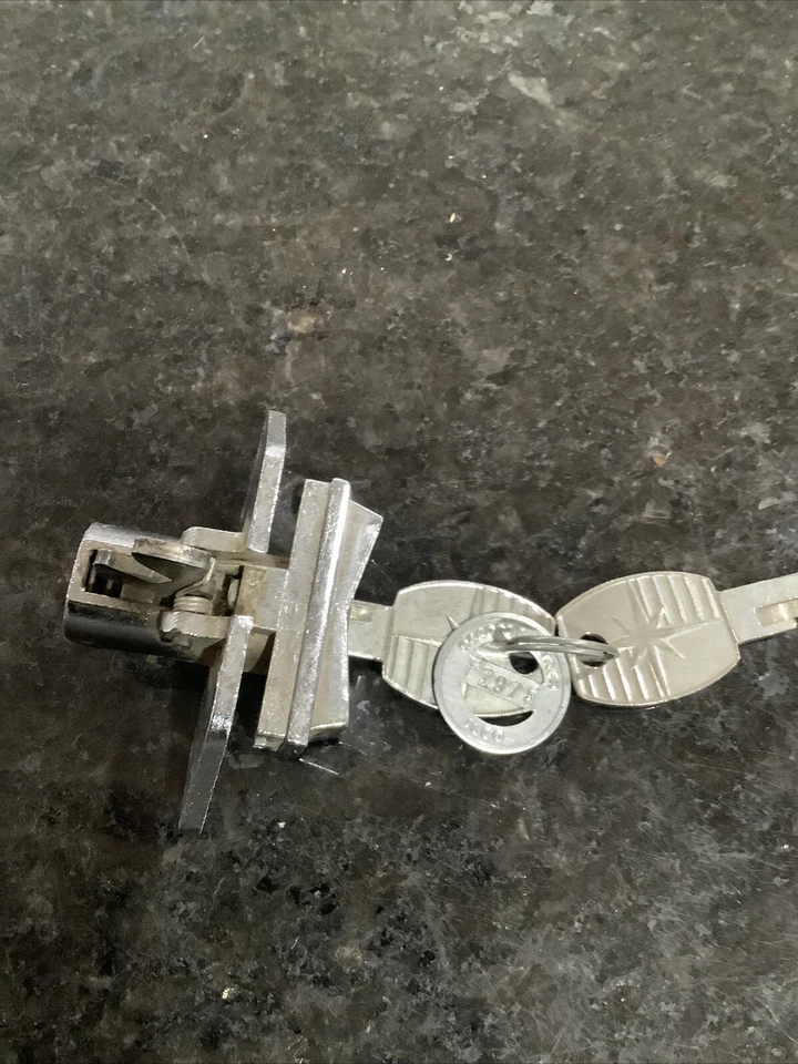 ¿Lincoln Zephyr de la década de 1950? Bloqueo de guantera FZ-975 Foto 2 de 4